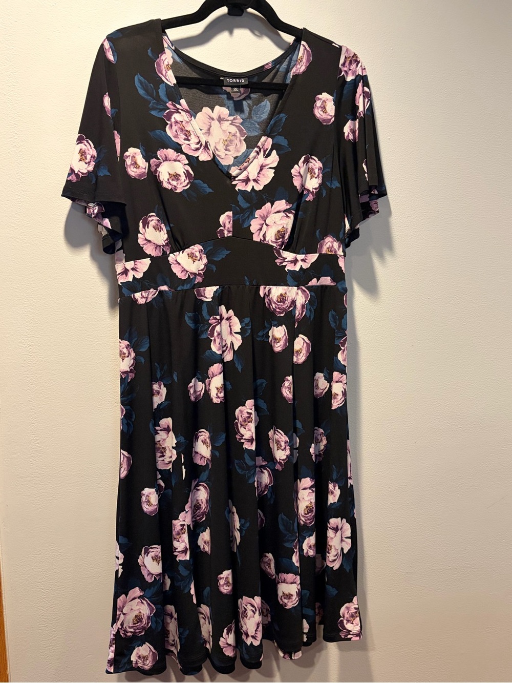 Torrid 00/M/L Black Floral Midi Dress Vneckline, empire waist flutter sleeve